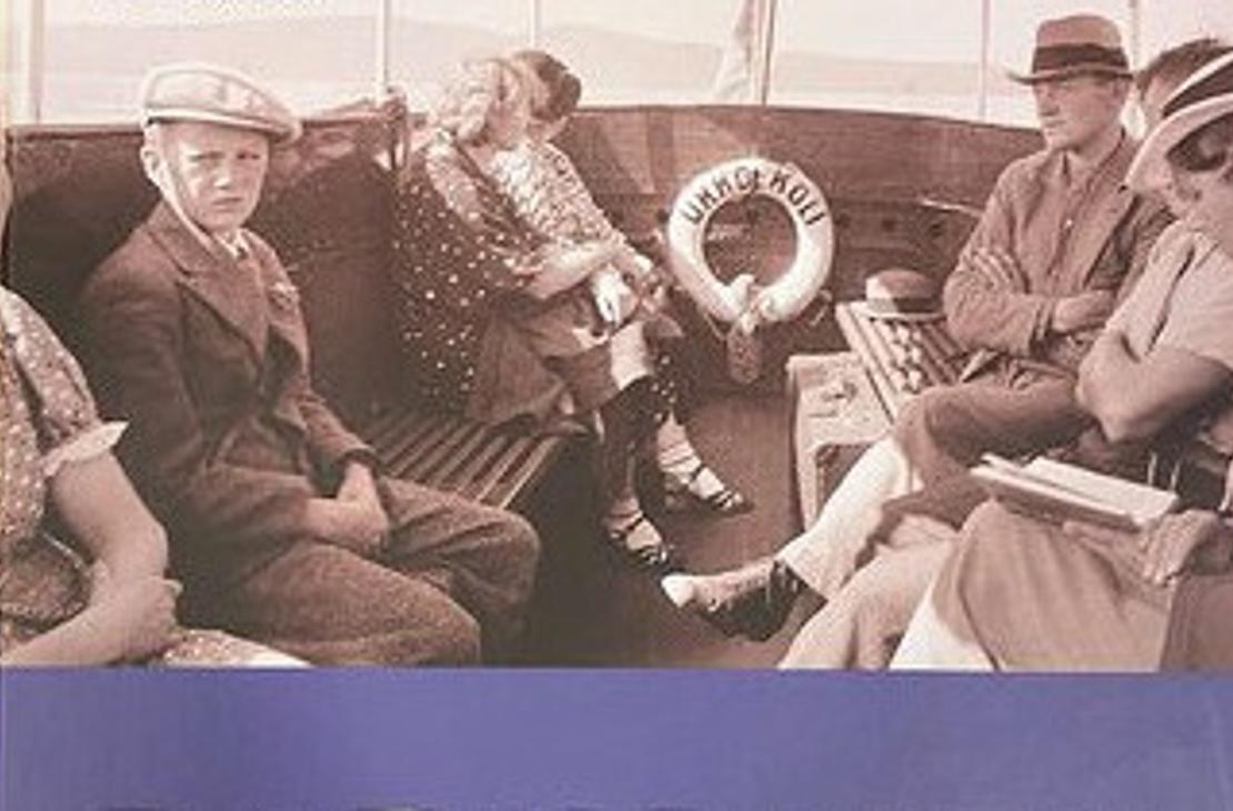 Koli kautta aikojen osa 2 -kirjan kansi, jonka kuvassa ryhm&auml; ihmisi&auml; istuu vanhan laivan kyydiss&auml;.