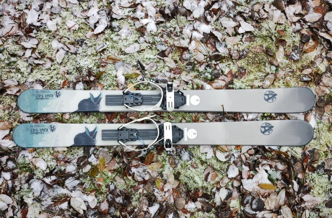 Liukulumikengät maassa ohuen lumikerroksen päällä