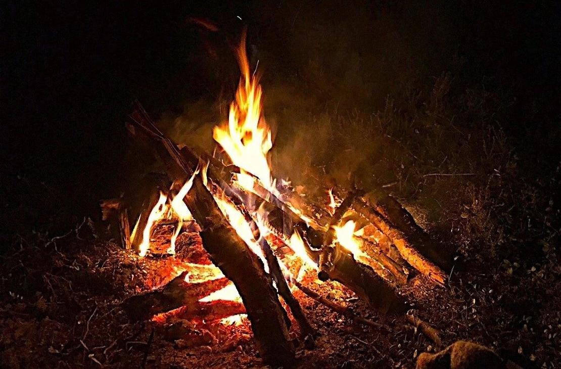 Siirtymäriitti toteutetaan nuotion loimun ääressä.