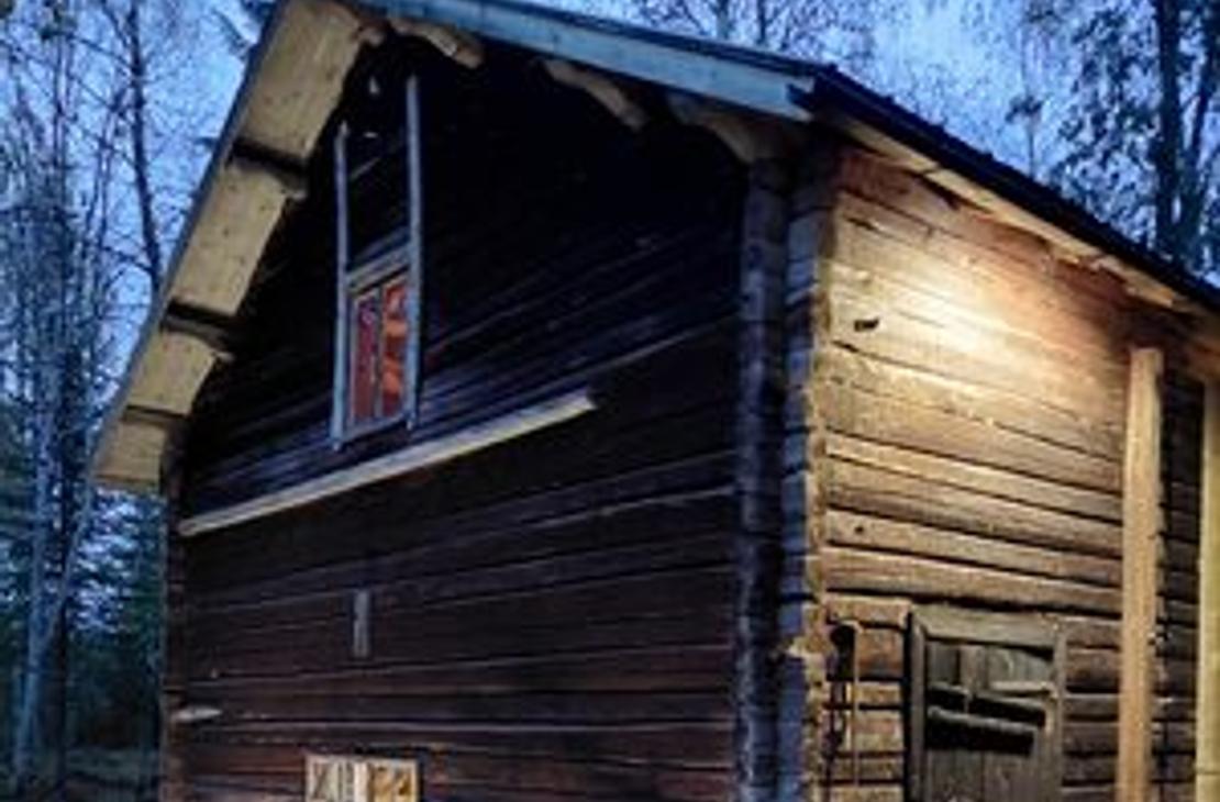 Venejoen mylly iltahämärässä joen partaalla