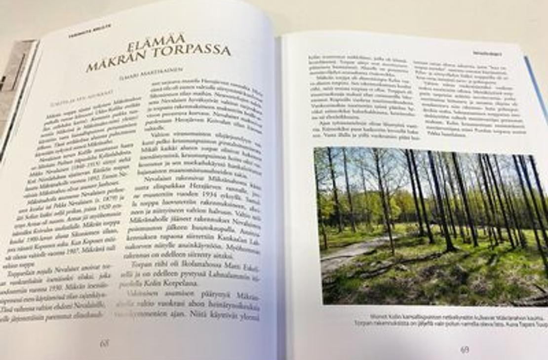 Kirjan aukeama, jossa kerrotaan el&auml;m&auml;st&auml; M&auml;kr&auml;n torpassa.