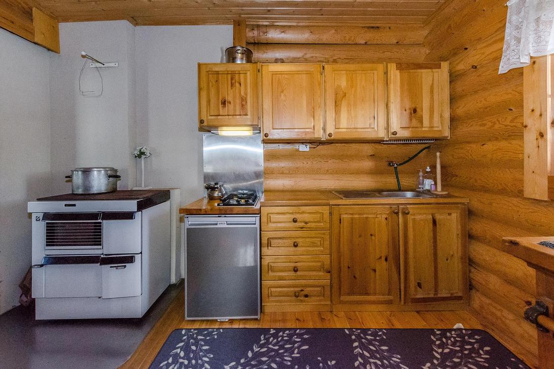 Keittiönurkkaus, jossa kaapit ja puuhella