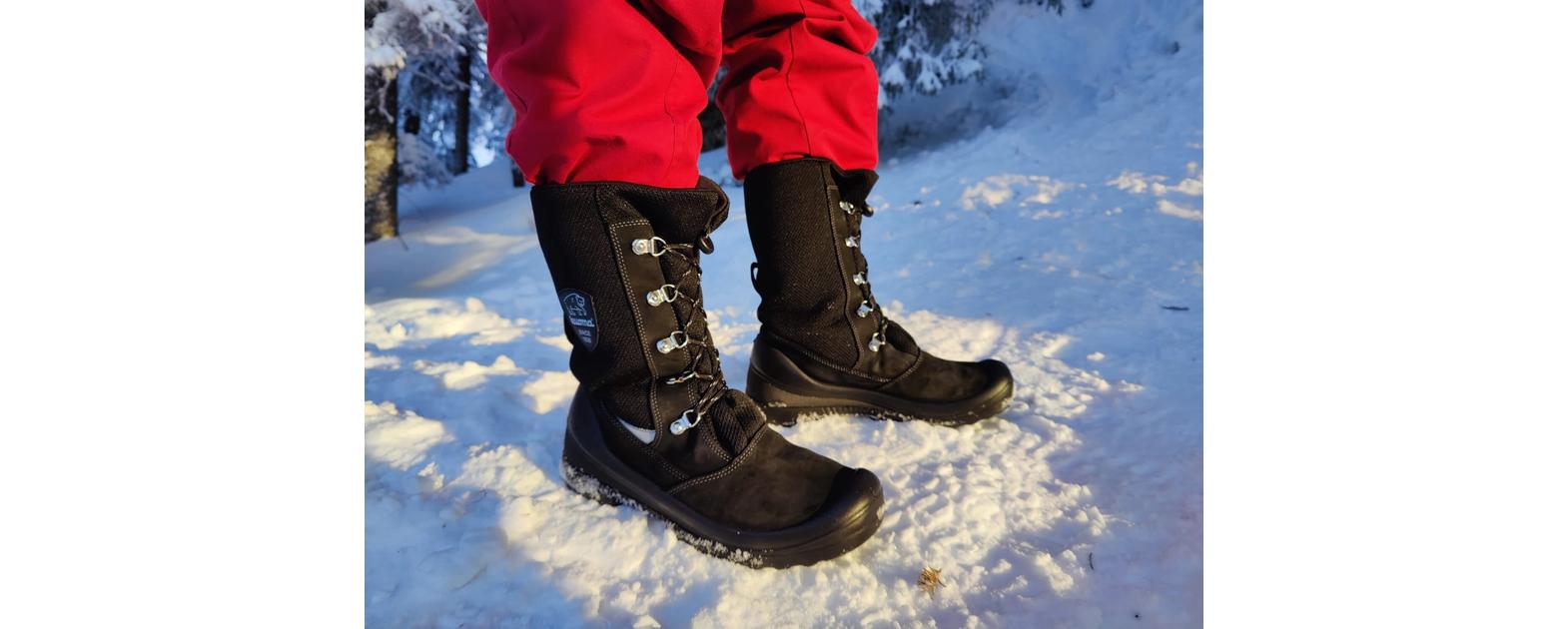 Lämpimät talvikengät talv retkeilyyn ja ulkoiluun.