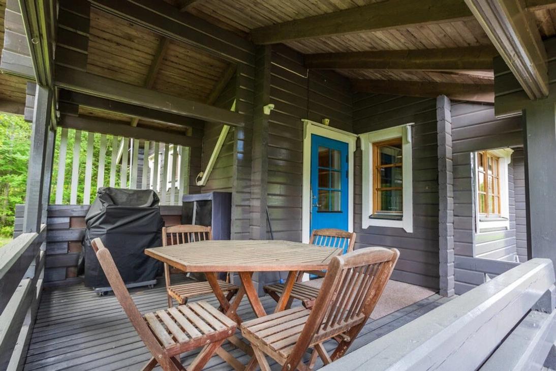 Aamurannan terassi, jossa pöytä neljälle