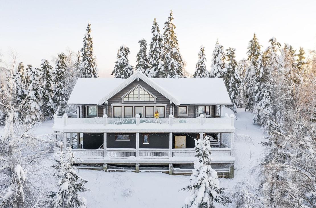 Kolin Kajon vaalea  hirsihuvila talvella paksulumisen mets&auml;n ymp&auml;r&ouml;im&auml;n&auml;