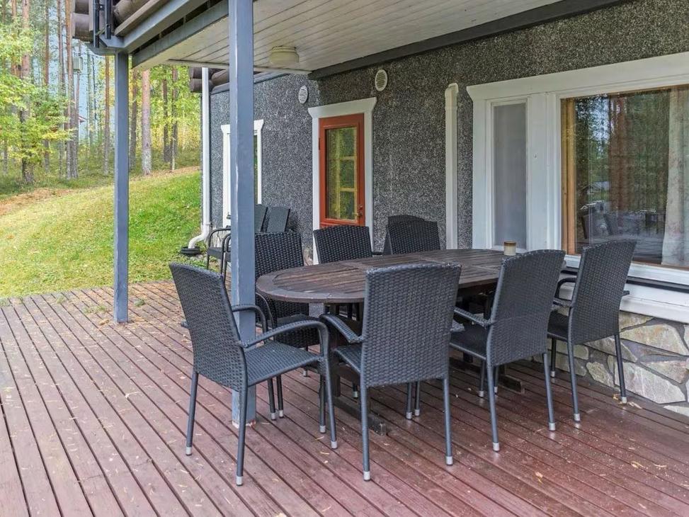 Harmaa ulkopöytäryhmä alakerran terassilla