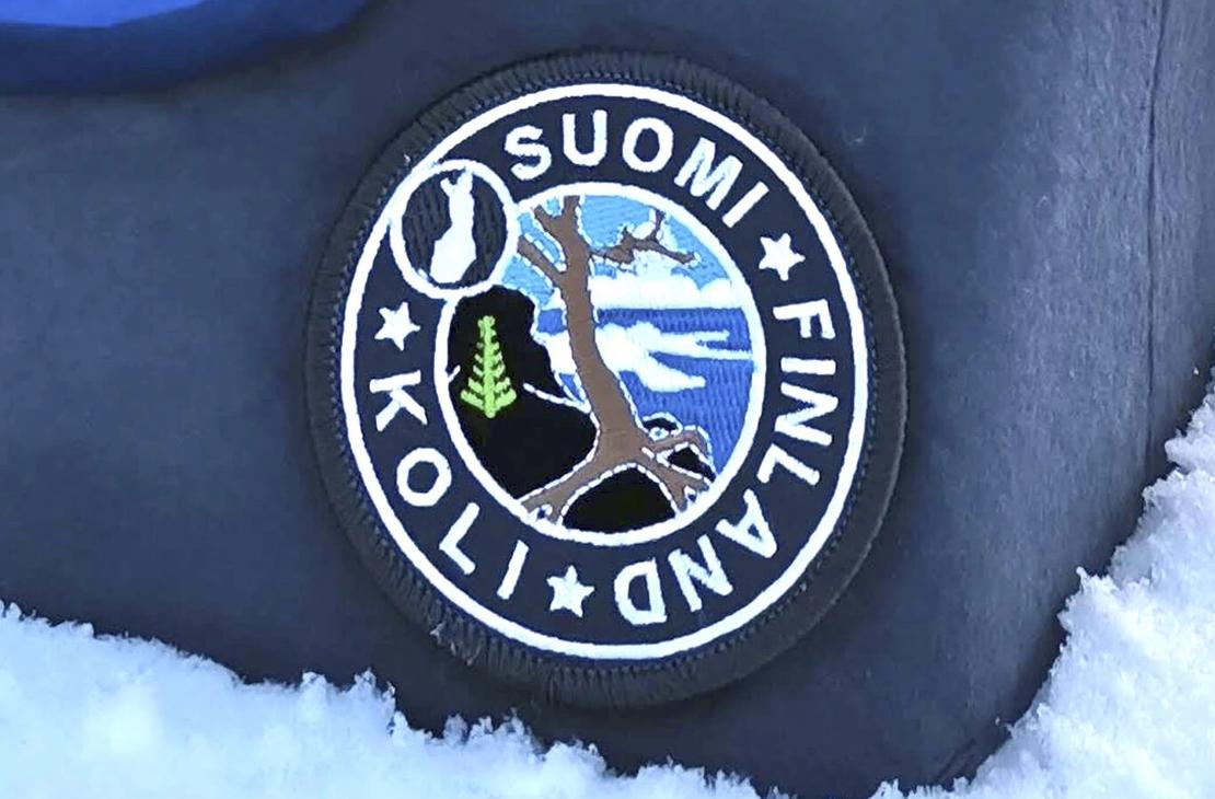 Retrokuviotu Koli -kangasmerkki, jossa etualalla vanha m&auml;nty