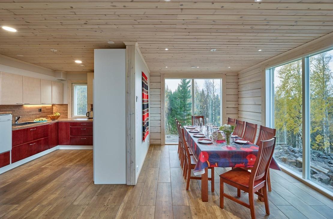 Keitti&ouml; ja ruokailutila on erotettu pienell&auml; v&auml;lisein&auml;ll&auml; toisistaan. 