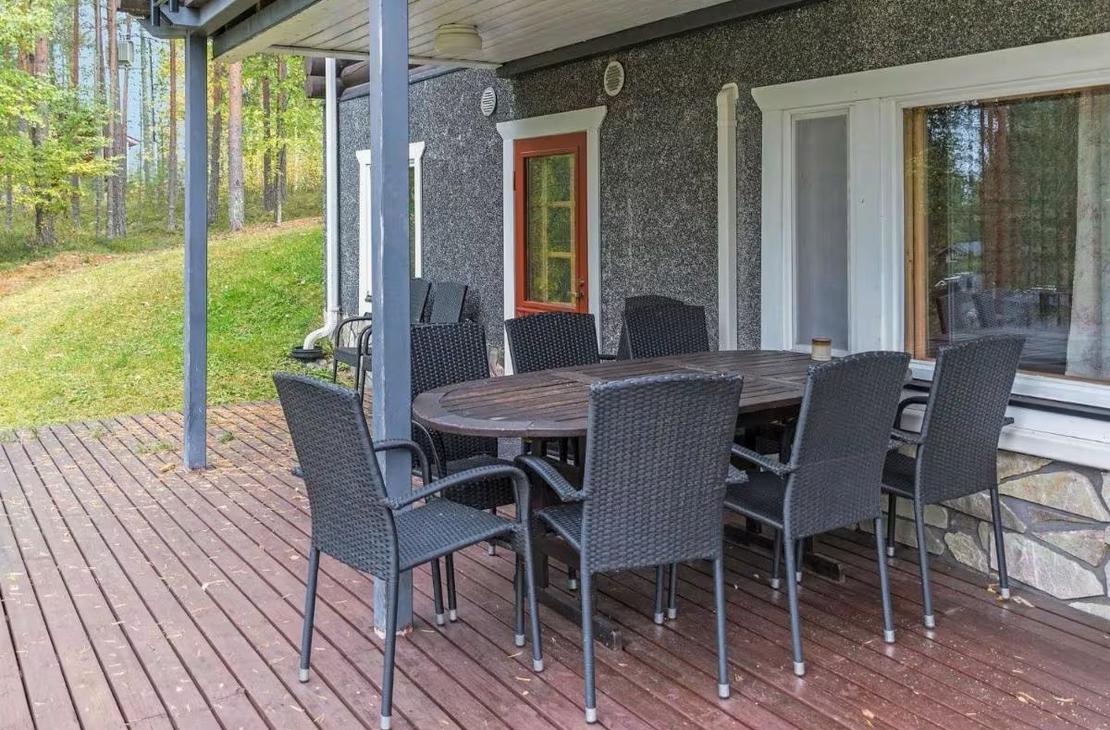 Harmaa ulkopöytäryhmä alakerran terassilla