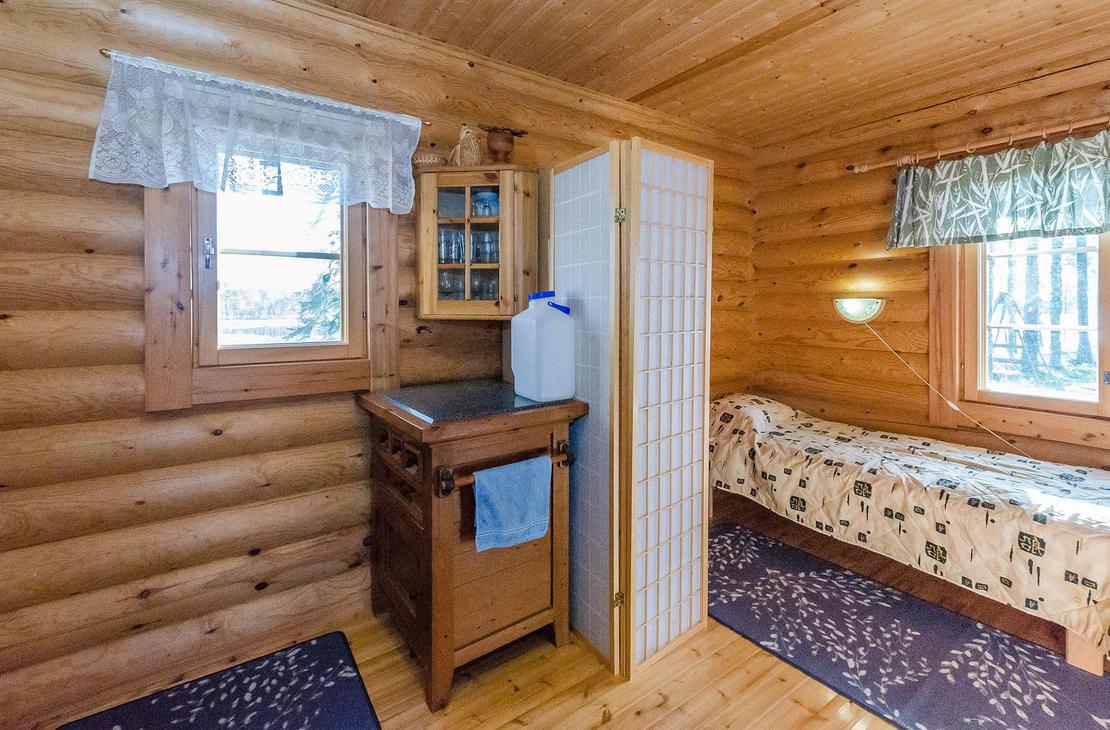 Hirsiseinäinen huone, jossa sermillä erotettava nukkumasoppi