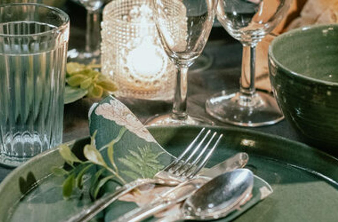 Vehreän valkoinen kattaus myllyllä