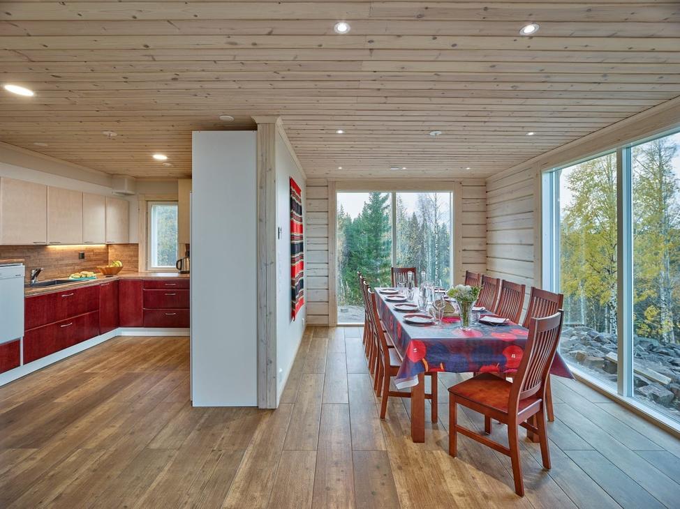 Keitti&ouml; ja ruokailutila on erotettu pienell&auml; v&auml;lisein&auml;ll&auml; toisistaan. 