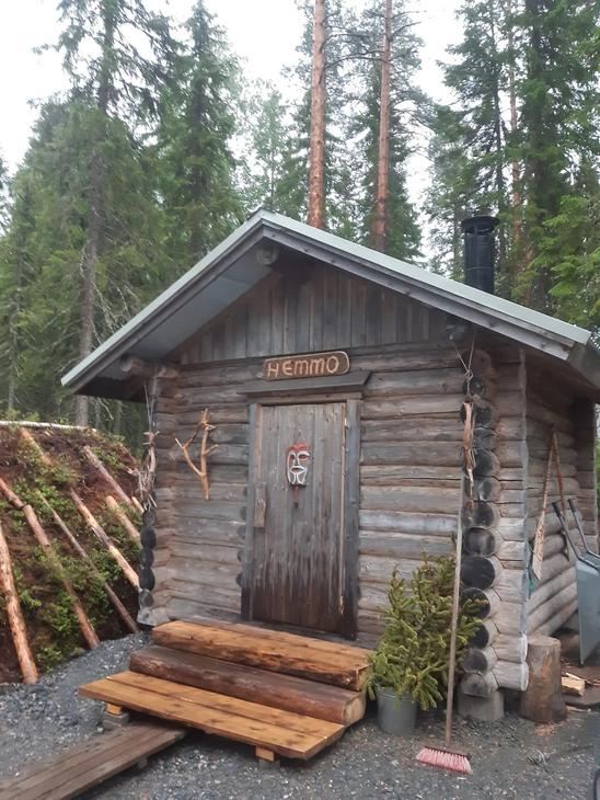 Harmaaksi sävyttynyt hirsinen hemmosauna ulkoa