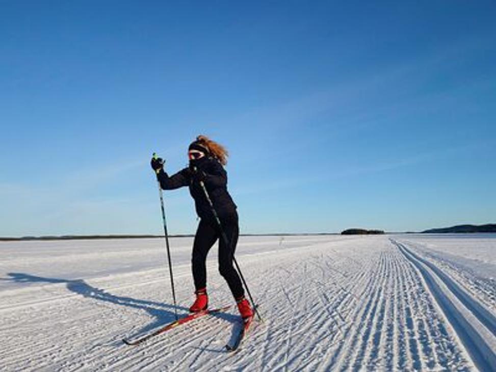Hiiht&auml;j&auml; j&auml;&auml;ladulla kirkkaana talvip&auml;iv&auml;n&auml;