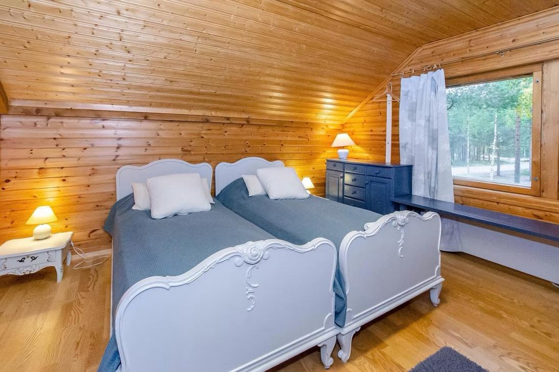 Sini-valkosävyinen makuuhuone