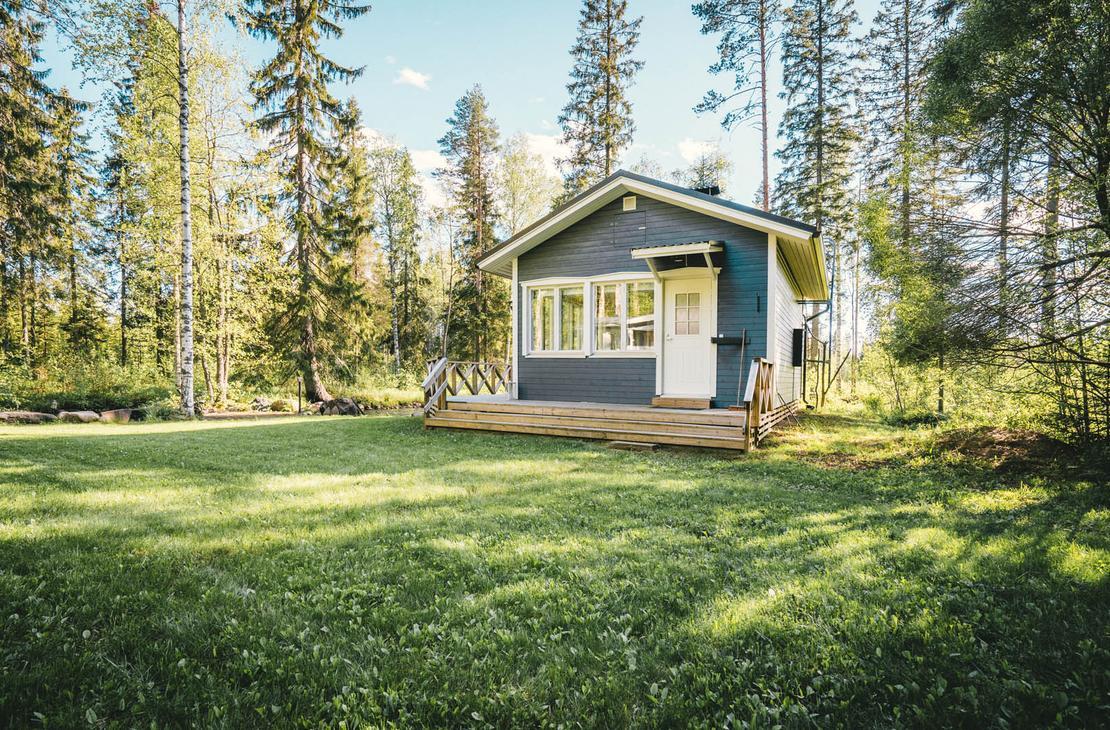  Kuohu m&ouml;kin ymp&auml;rill&auml; on my&ouml;s hieman nurmikkoa  