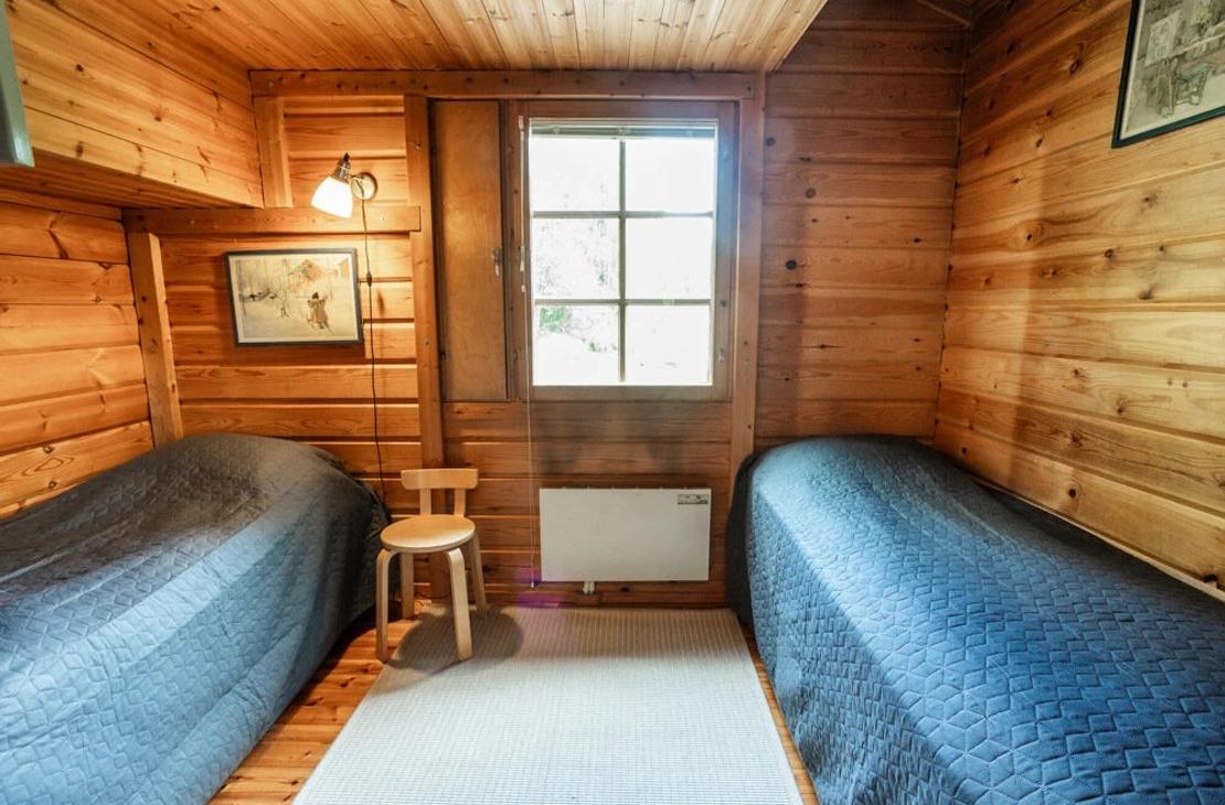 Makuuhuone, jossa kaksi erillist&auml; s&auml;nky&auml;