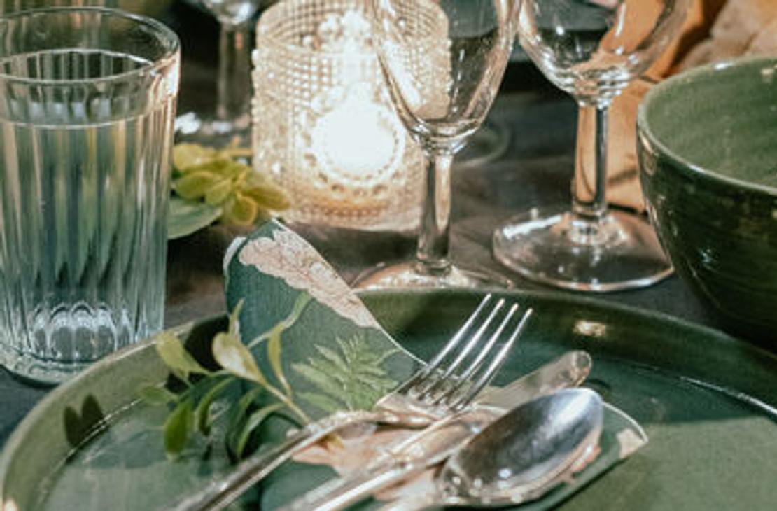 Vehreän valkoinen kattaus myllyllä