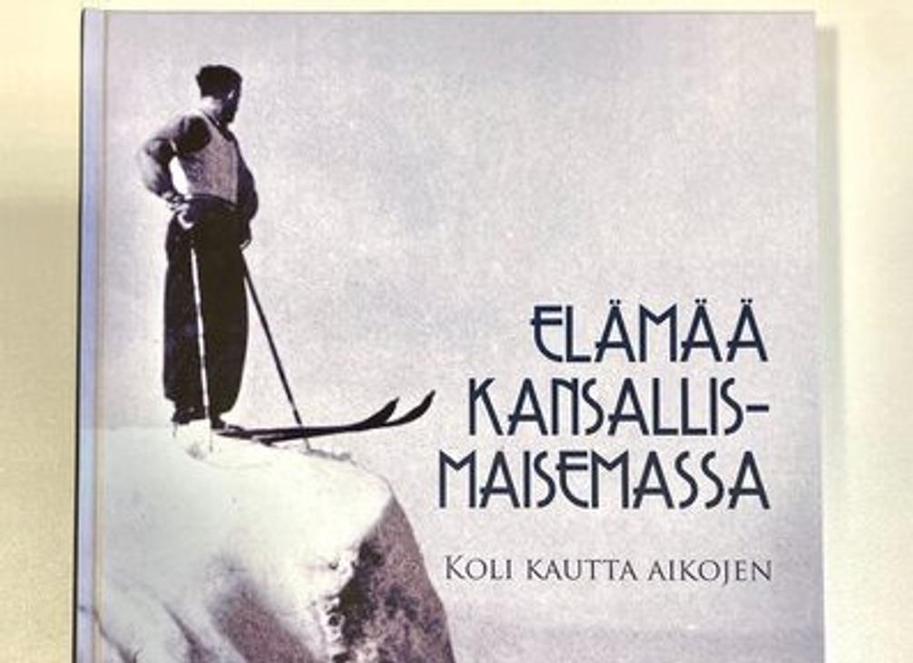 Koli kautta aikojen -kirjan kansi, jossa n&auml;kyy hiiht&auml;j&auml; Kolin kalliolla ja kirjan nimi.