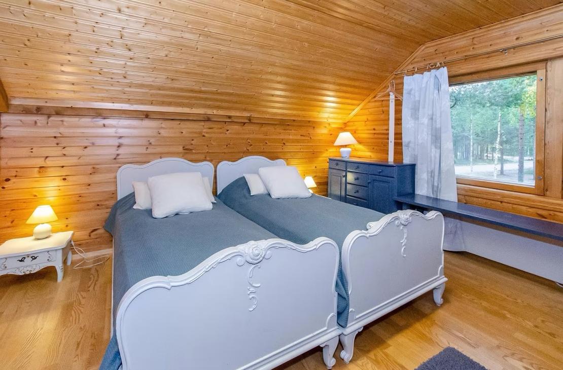 Sini-valkosävyinen makuuhuone