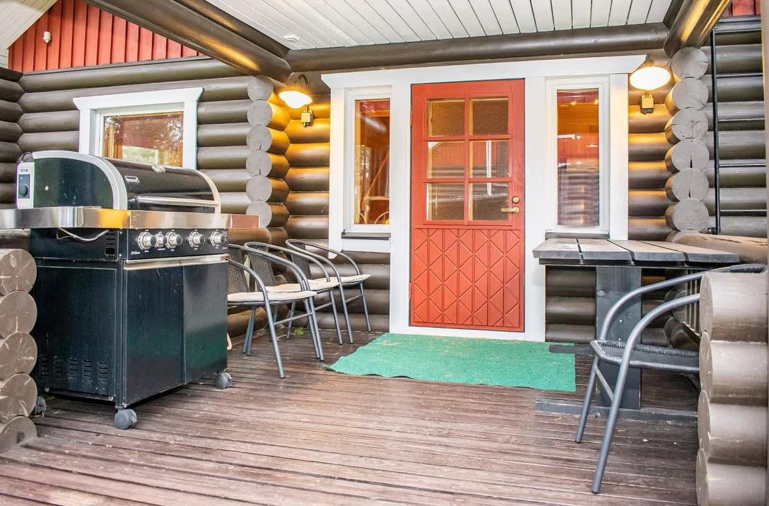 Terassin sisäänkäynti, jossa myös grilli ja pöytäryhmä
