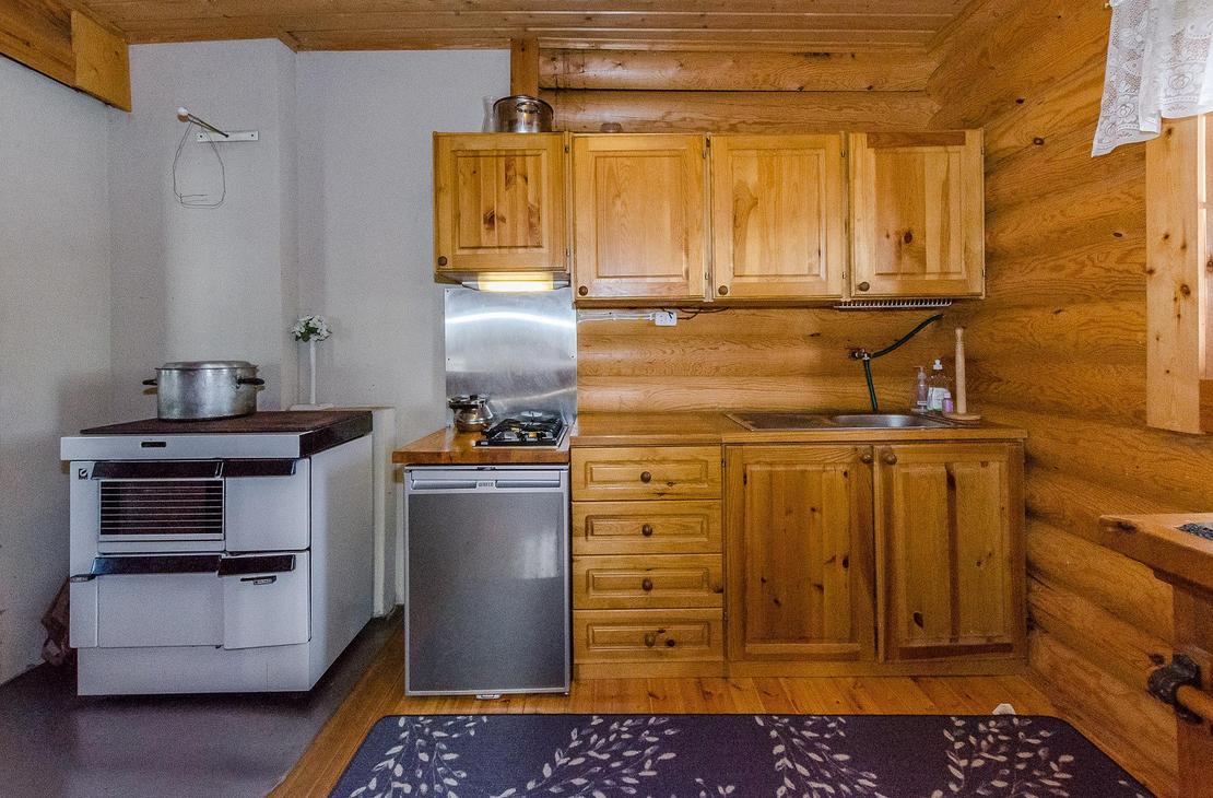 Keittiönurkkaus, jossa kaapit ja puuhella