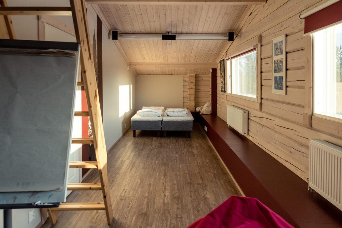 Pitk&auml; elokuvahuone, jossa valkokangas ja kaksi s&auml;nky&auml;