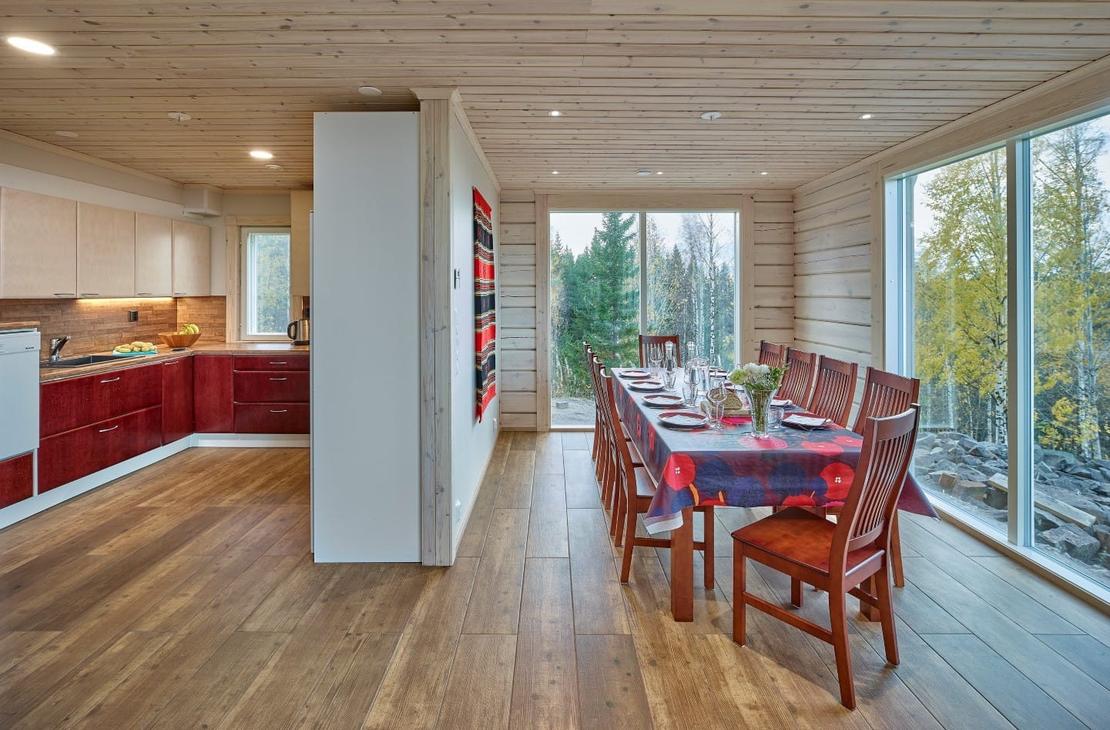 Keittiö ja ruokailutila on erotettu pienellä väliseinällä toisistaan.