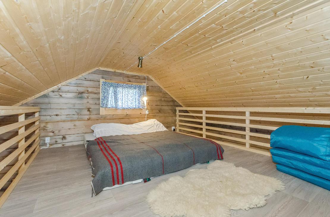 Tilavalla vaalealla parvella muhkea patjasänky kahdelle