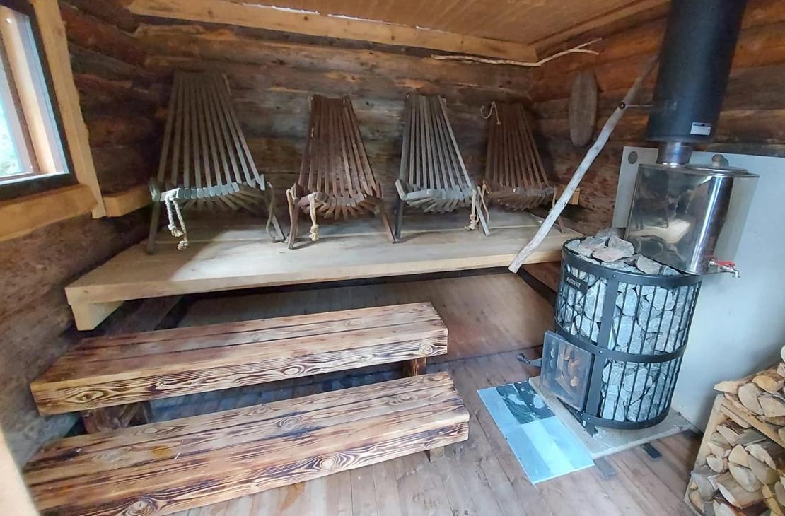 Hemmosaunan lauteilla on puiset nojatuolit lekotteluun