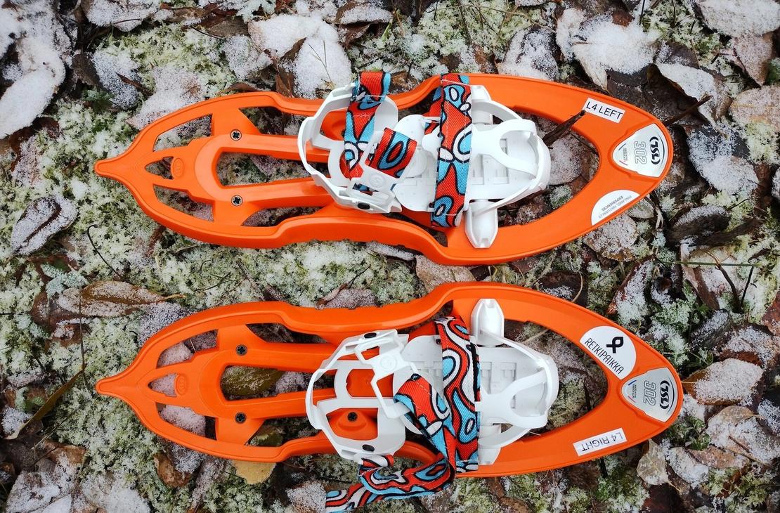 Oranssit lasten lumikengät maassa