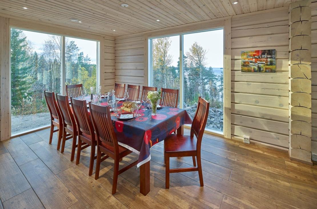 Ruokailutilassa on pitk&auml; p&ouml;yt&auml; kymmenelle. 