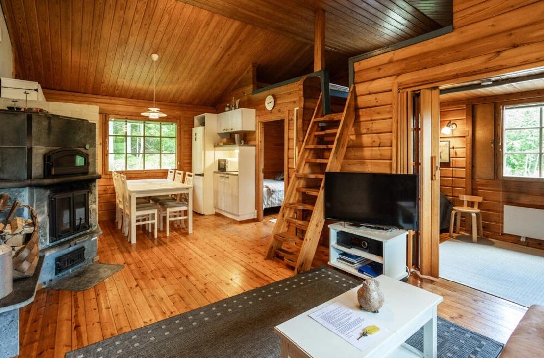 Oleskelutila, jossa takka