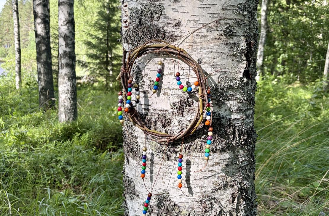 Tietäjän kehä koivikossa eli oksista tehty kehä, jossa helmiä.