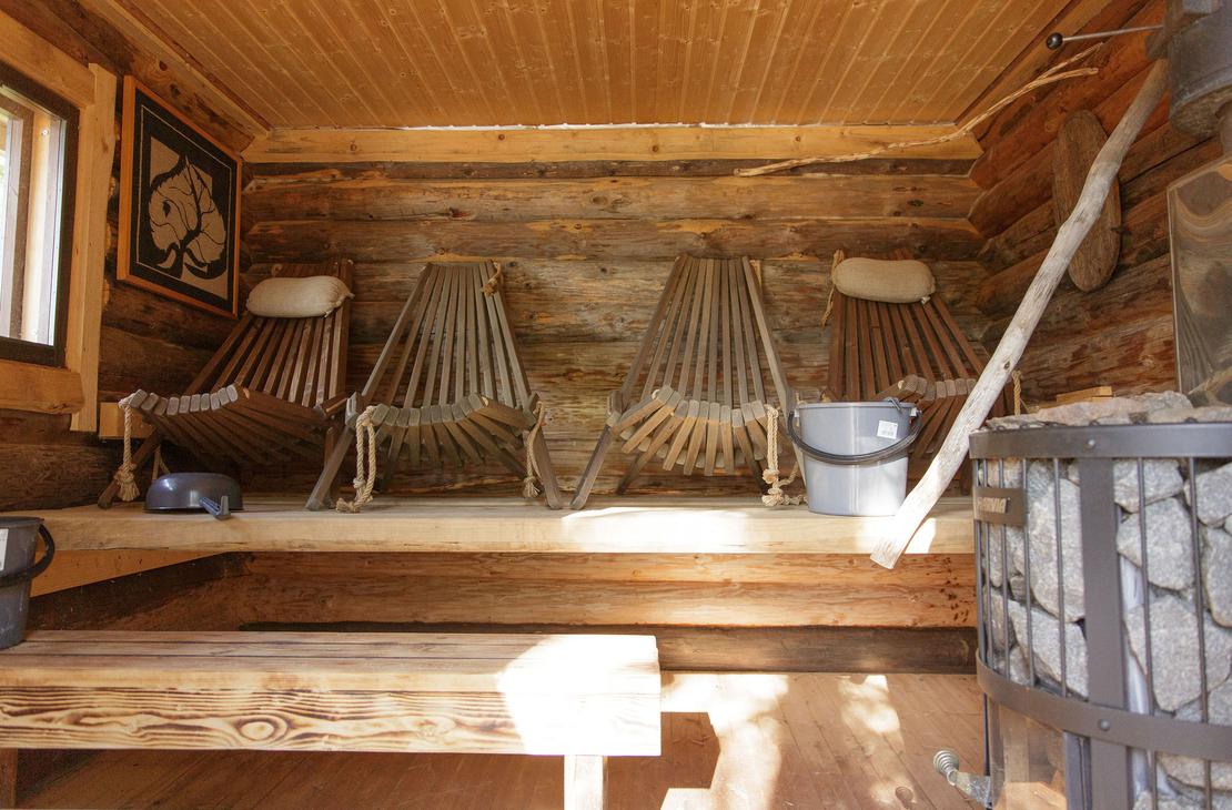 Le panche della Hemmosauna hanno poltrone di legno per rilassarsi