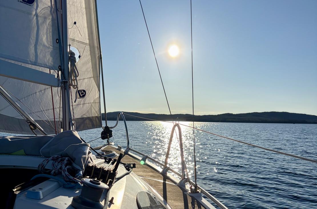 Un velero navegando a favor del viento.