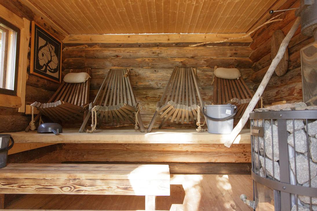 Le panche della Hemmosauna hanno poltrone di legno per rilassarsi