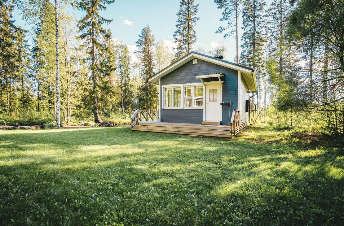  Kuohu m&ouml;kin ymp&auml;rill&auml; on my&ouml;s hieman nurmikkoa  