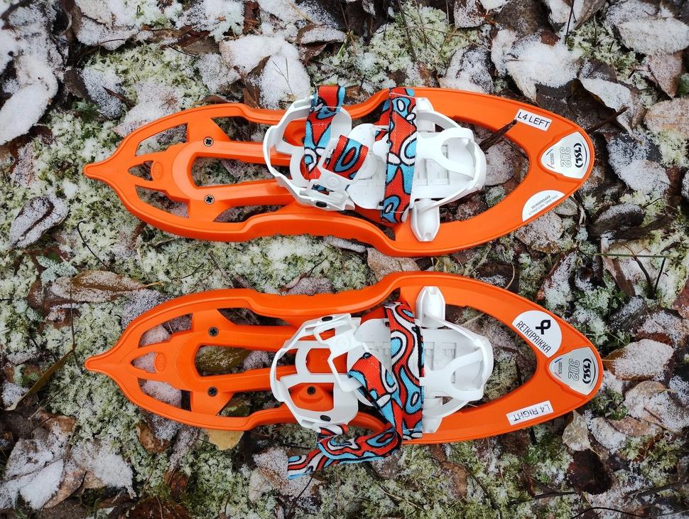 Oranssit lasten lumikeng&auml;t maassa