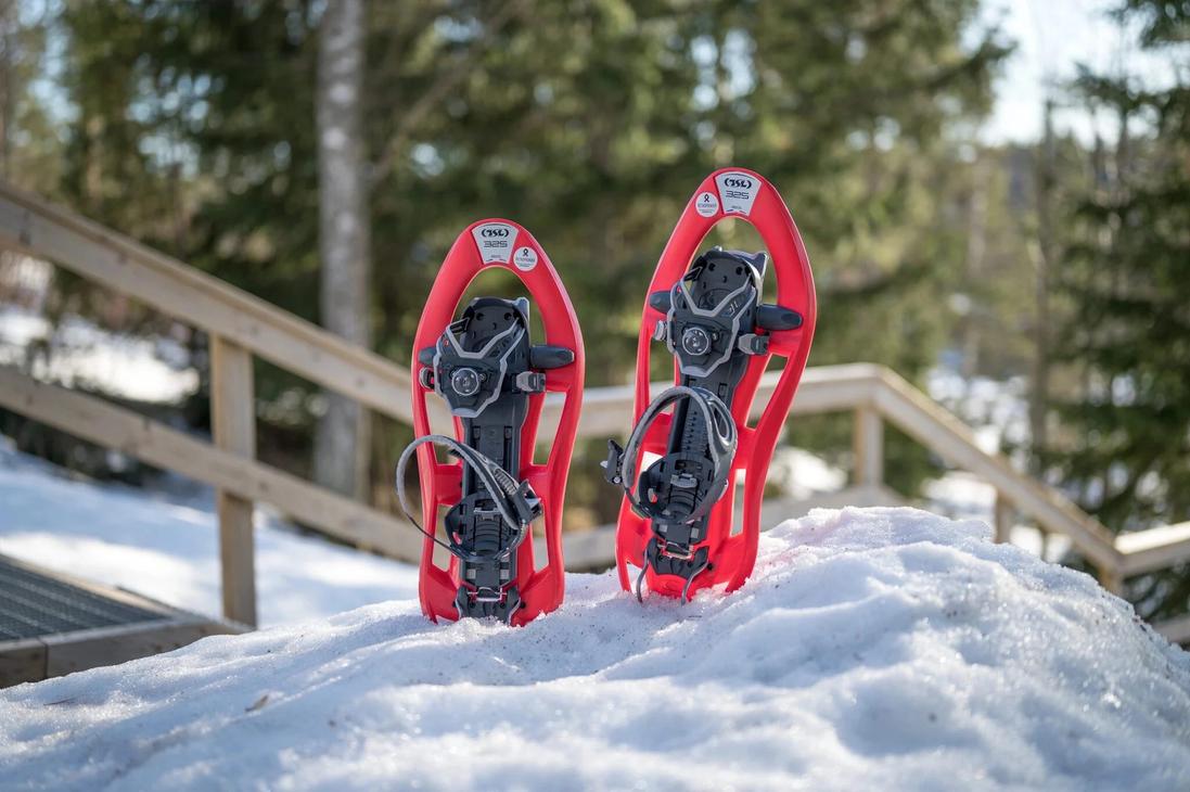 Punaiset lumikeng&auml;t pystyss&auml; hangella