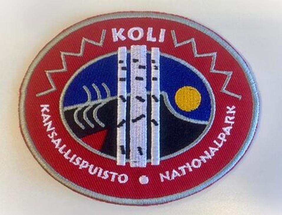 Koli Kansallispuisto -kangasmerkki, jossa kansallispuiston logo 