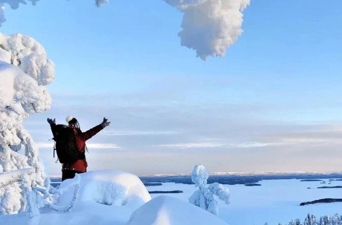 Lumikenk&auml;ilij&auml; aurinkoisena p&auml;iv&auml;n&auml; vaaran huipulla k&auml;det avoinna 