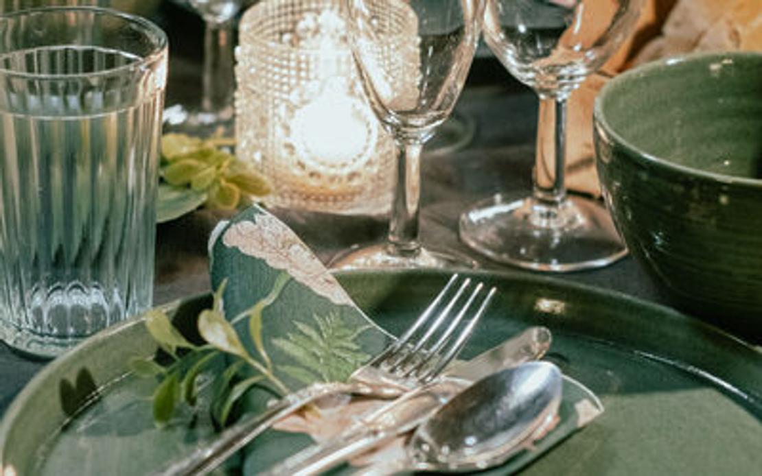 Vehreän valkoinen kattaus myllyllä