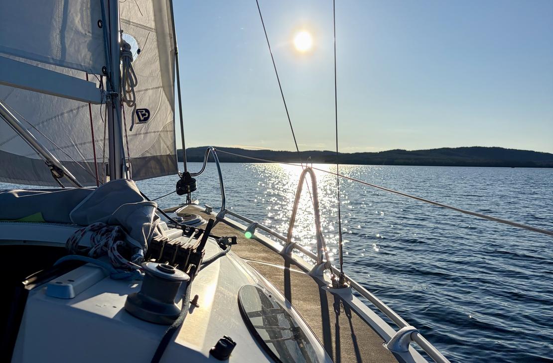 Un velero navegando a favor del viento.