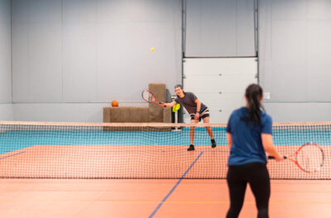 Tenniksen pelaajat liikuntahallilla