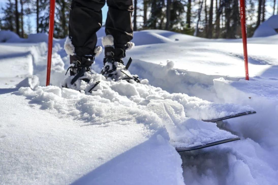Liukulumikeng&auml;t  aurinkoisella hangella