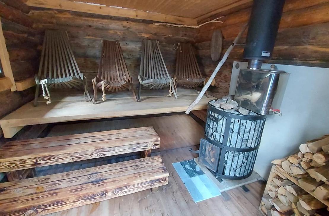 Hemmosaunan lauteilla on puiset nojatuolit lekotteluun