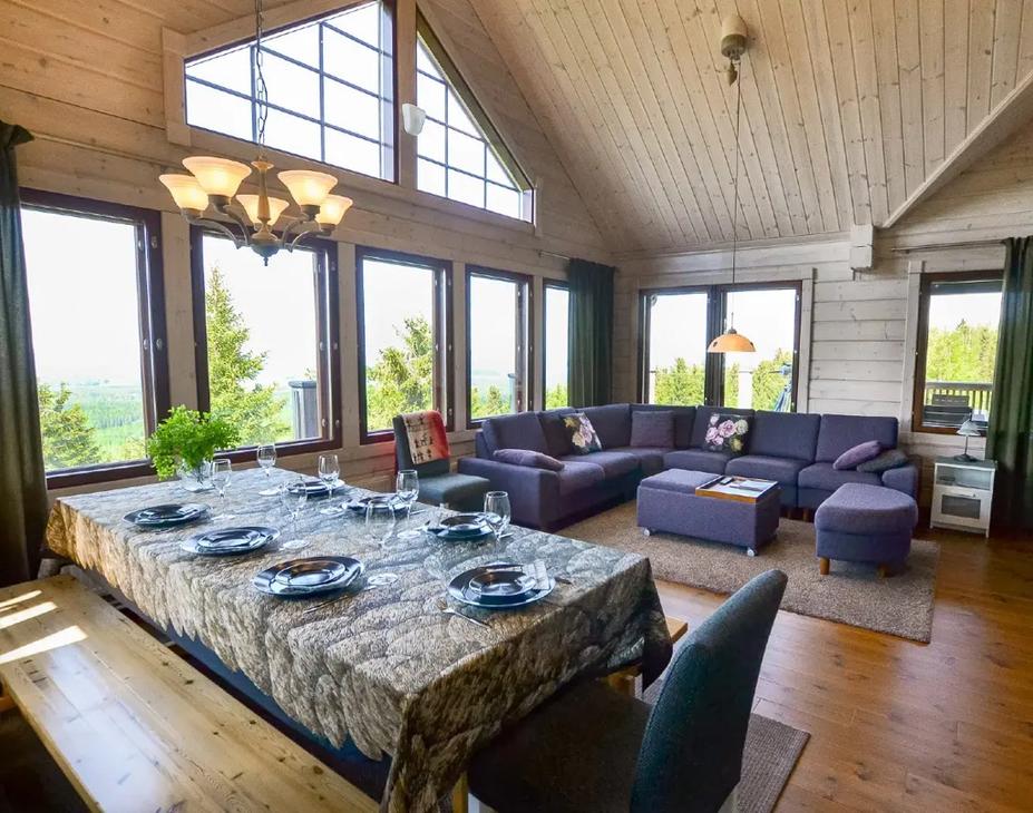 Avara ruokailu- ja oleskelutila, jossa suuret ikkunat