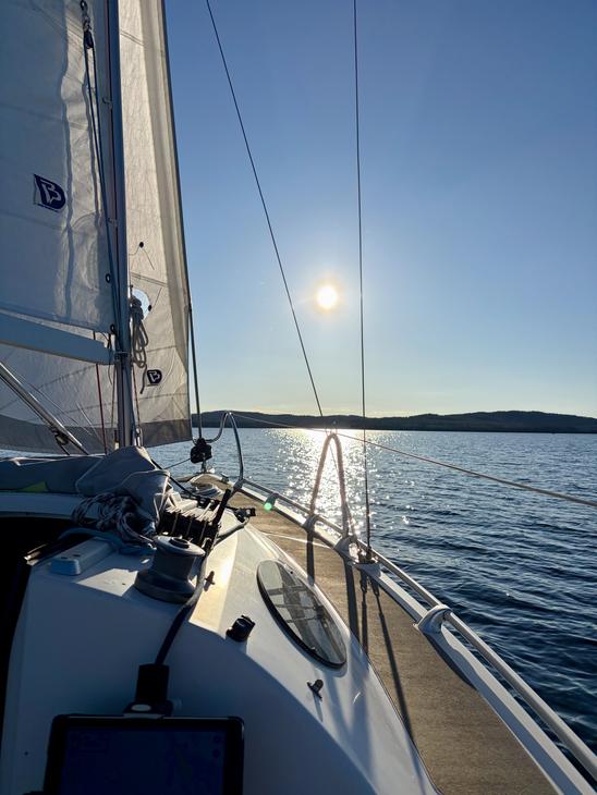 Un velero navegando a favor del viento.