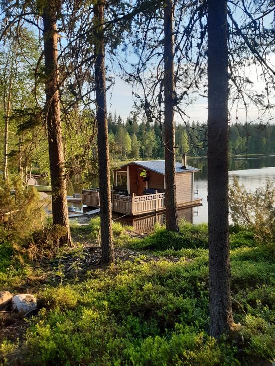 M&auml;ntukankaan rannassa on saunalautta